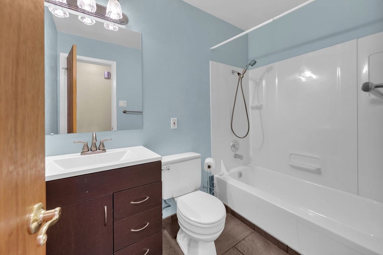 1365 Bridgewood Ln - Photo 5 of 36