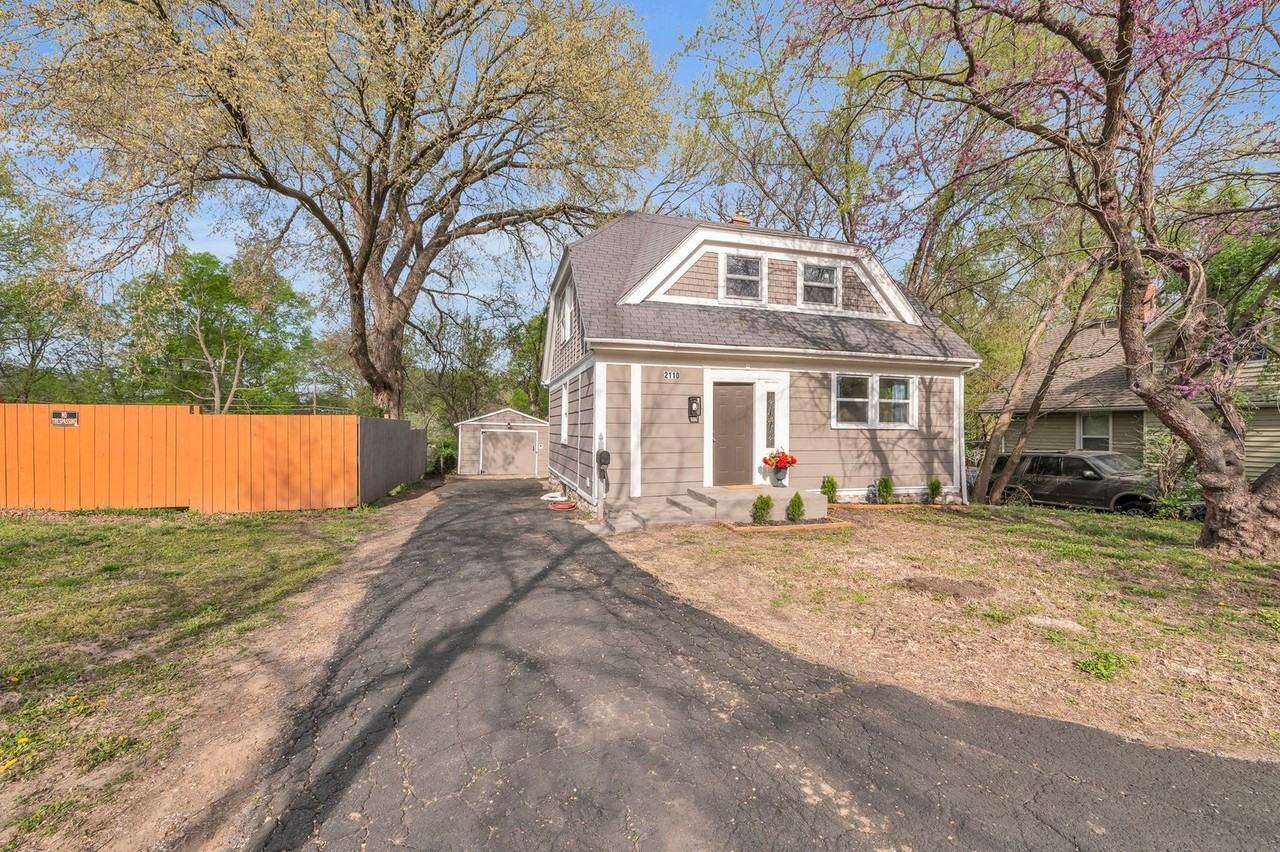 2110 S Sterling Ave - Photo 2 of 27