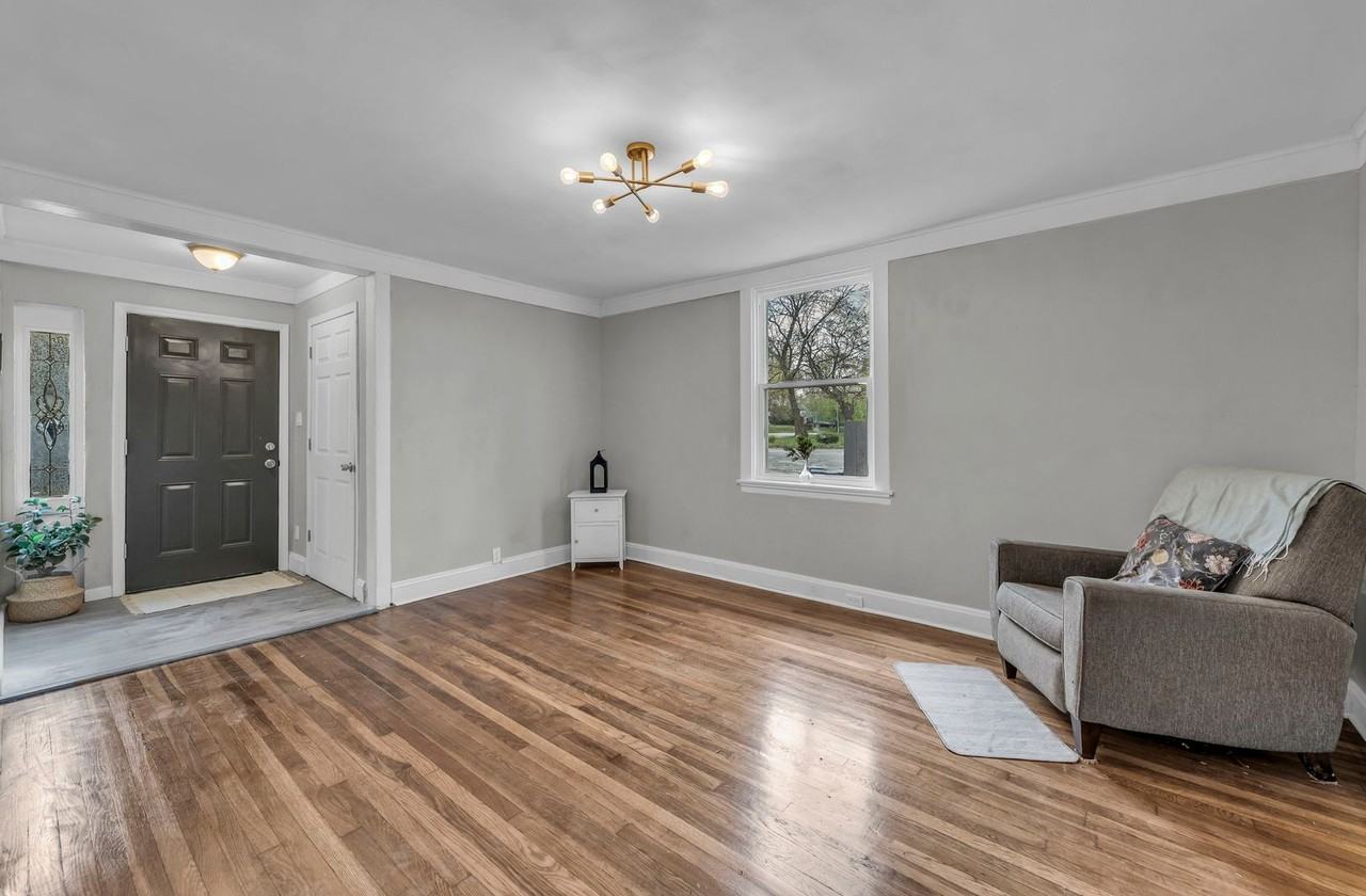 2110 S Sterling Ave - Photo 4 of 27