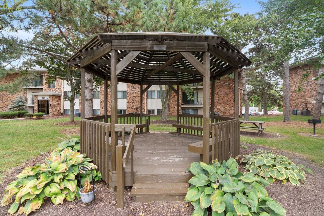 Breckenridge Davenport Apartments - Photo 4 of 50