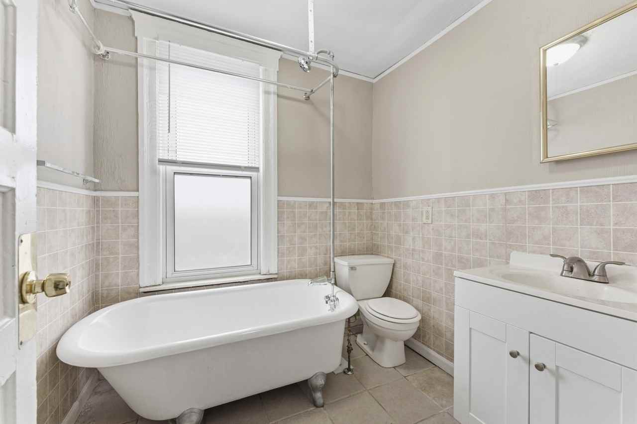 332 Goddard St - Photo 4 of 11