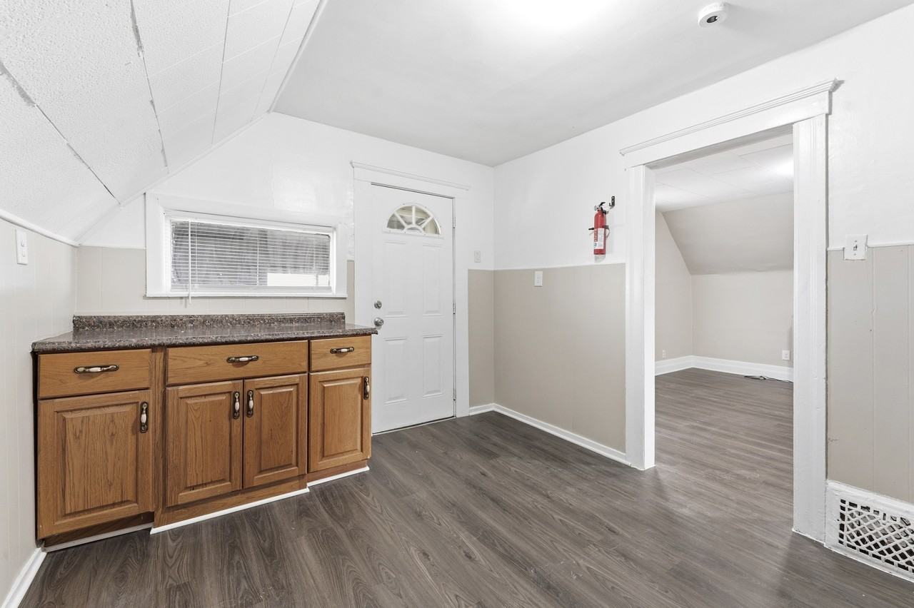 332 Goddard St - Photo 5 of 11