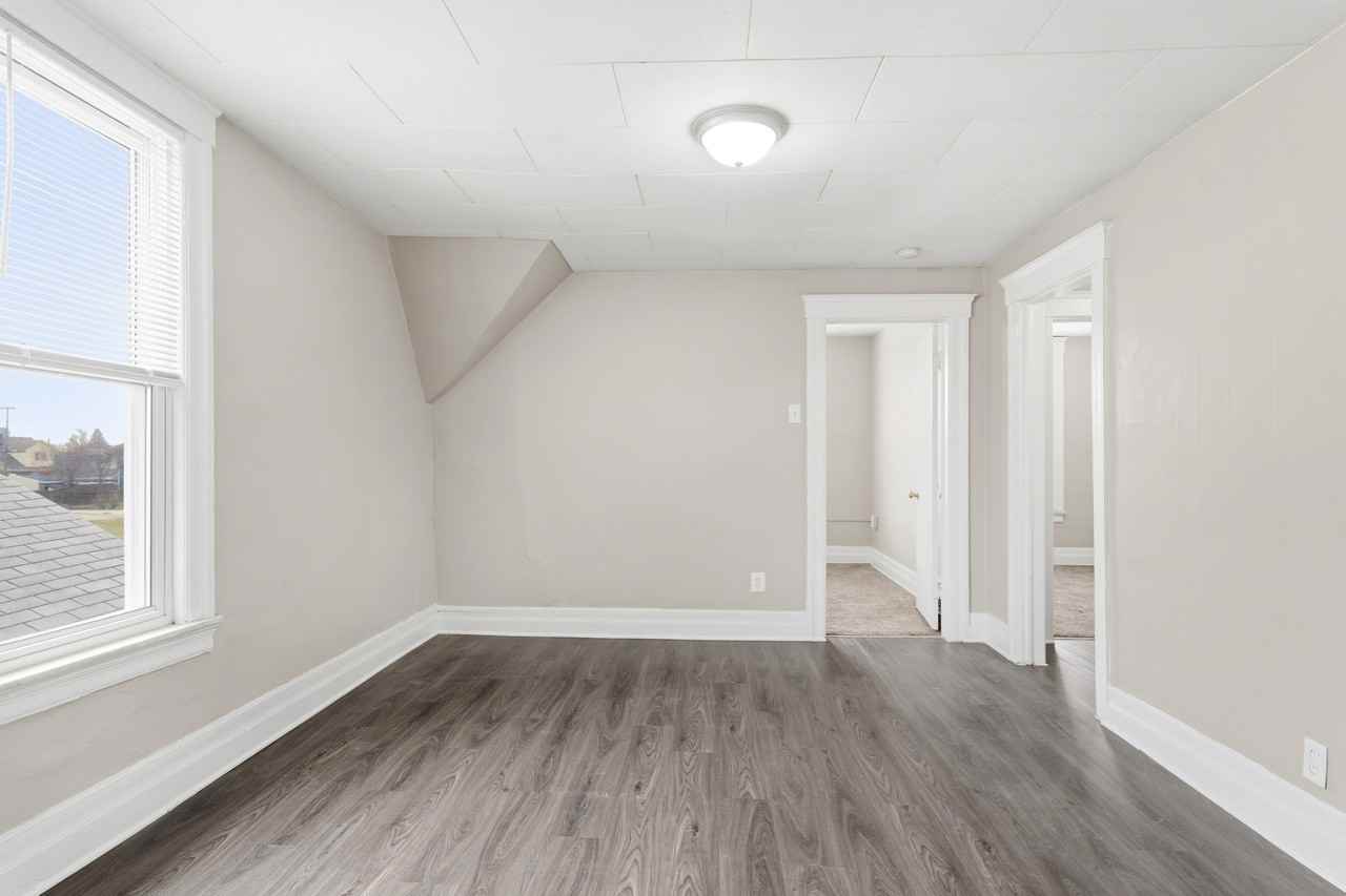 332 Goddard St - Photo 7 of 11