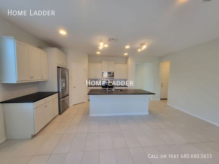 25932 W Quail Ave - Photo 2 of 21