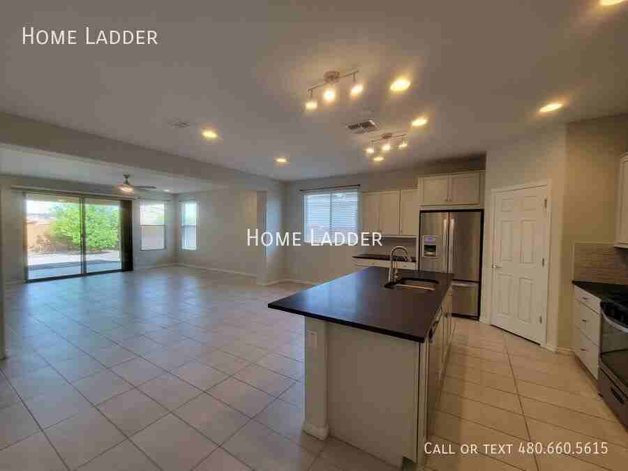 25932 W Quail Ave - Photo 4 of 21