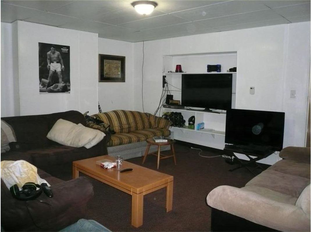 154 Robinson St - Photo 3 of 7