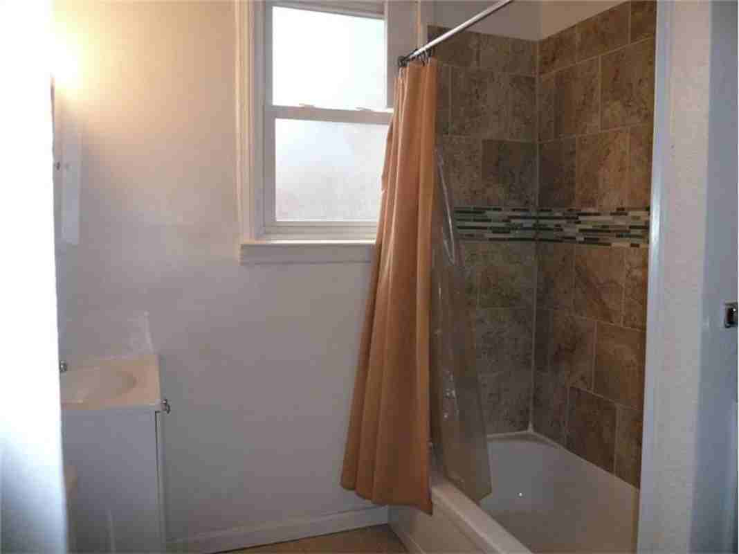 154 Robinson St - Photo 6 of 7