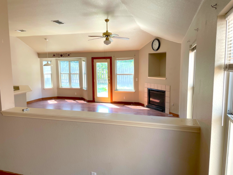 218 Sunshadow Dr - Photo 4 of 11