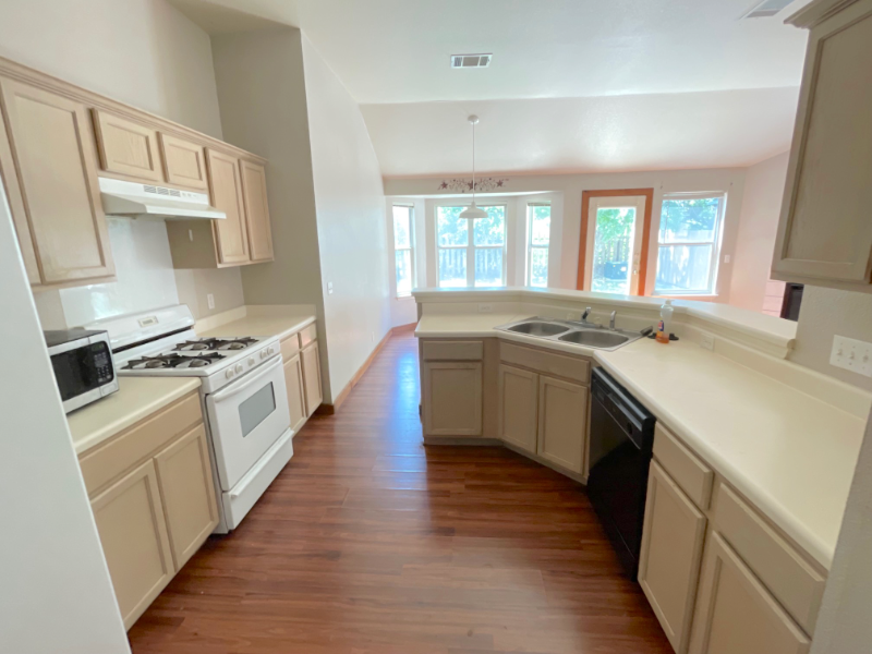 218 Sunshadow Dr - Photo 6 of 11