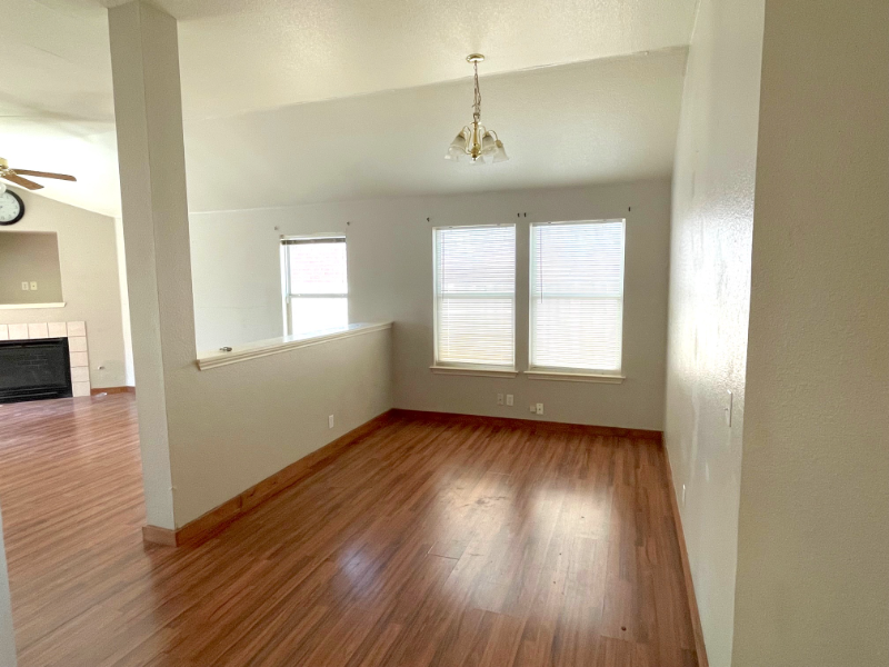 218 Sunshadow Dr - Photo 5 of 10