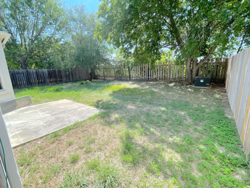218 Sunshadow Dr - Photo 2 of 10