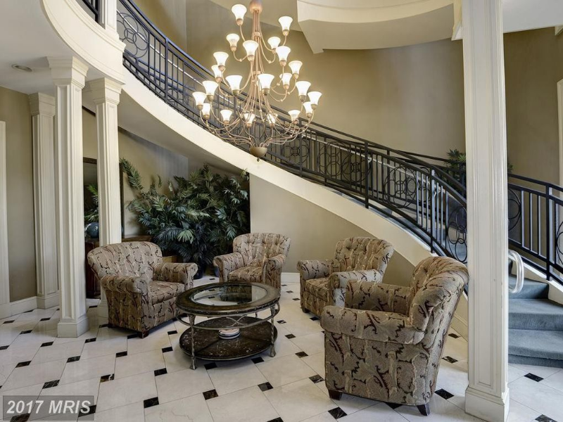 4862 Eisenhower Ave - Photo 4 of 32