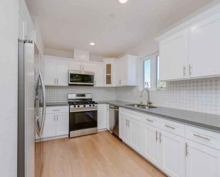 429 1/2 N Heliotrope Dr - Photo 6 of 24
