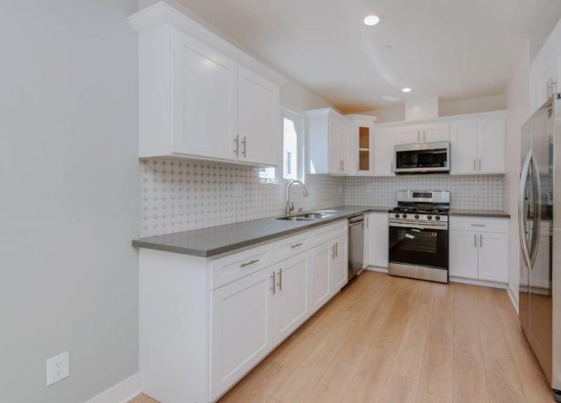 429 1/2 N Heliotrope Dr - Photo 7 of 24