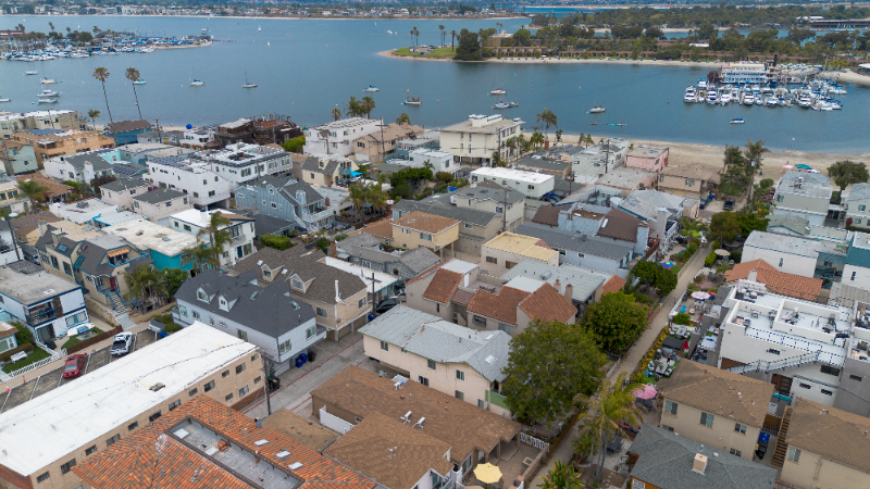 822 Island Ct - Photo 2 of 39