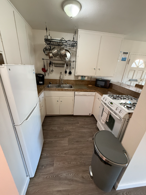 822 Island Ct - Photo 4 of 37