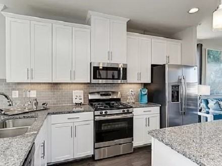 272 Parkwood Ave - Photo 3 of 19