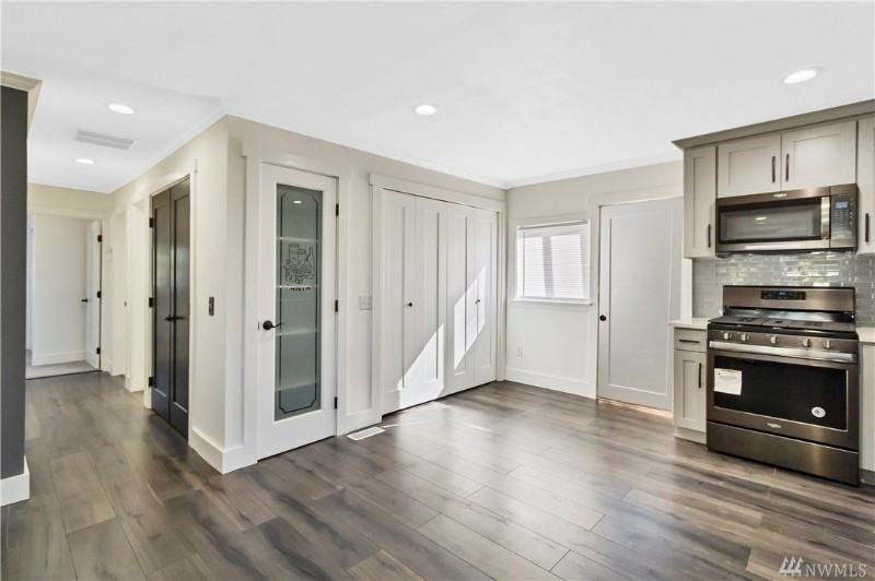 2100 Ne 6th Pl - Photo 3 of 9