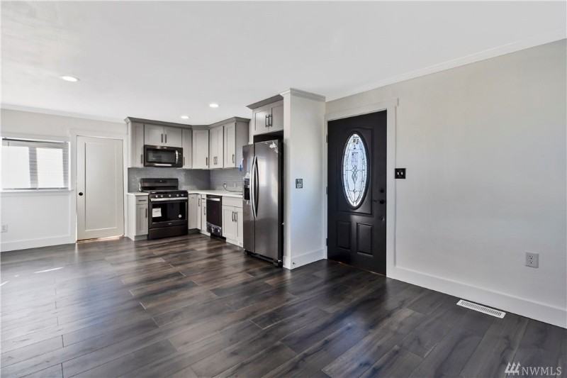 2100 Ne 6th Pl - Photo 4 of 9