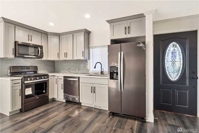 2100 Ne 6th Pl - Photo 5 of 9