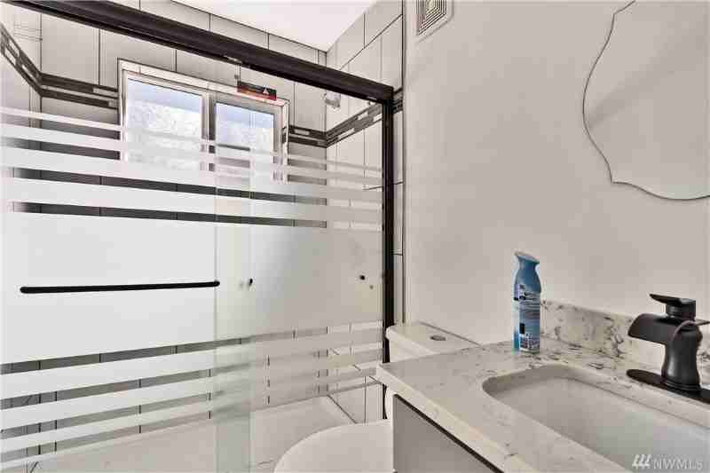 2100 Ne 6th Pl - Photo 6 of 9