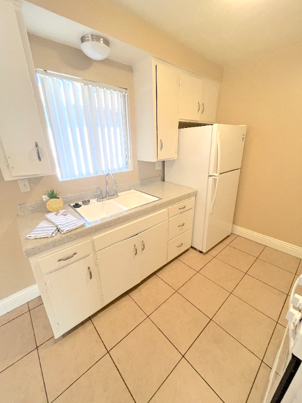 550 Silverwood Ave #D - Photo 3 of 14