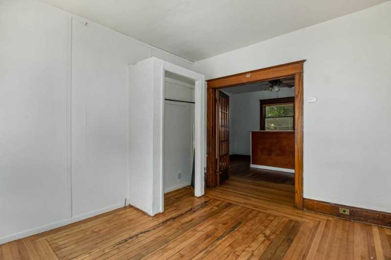 221 S Pine St - Photo 5 of 31