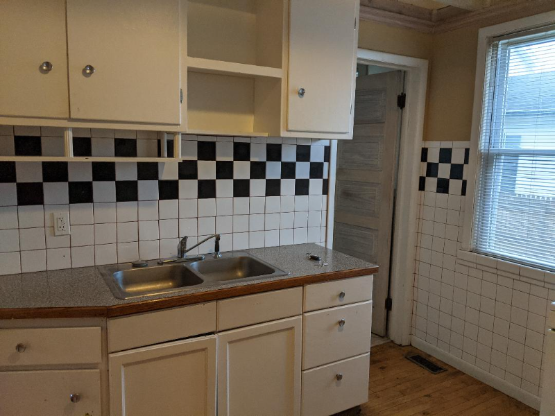 1021 Ames St #1 - Photo 6 of 9