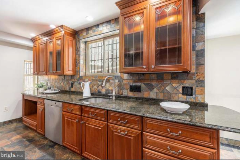 1318 Dickinson St - Photo 7 of 9