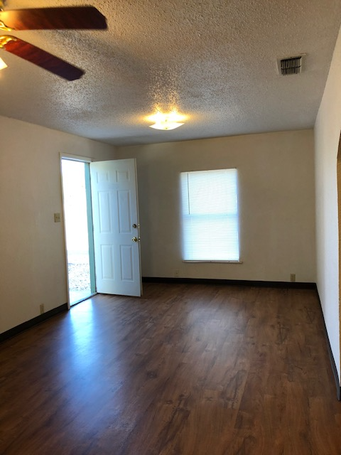 820 S Avenue A - Photo 3 of 16