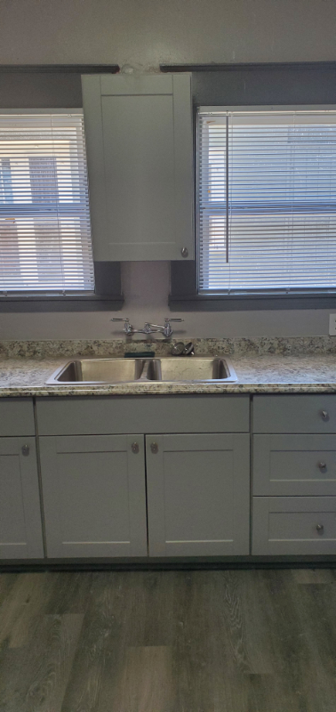 524 E Flora St - Photo 6 of 11