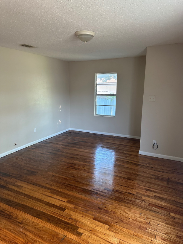 1905 Connor Ave - Photo 2 of 8