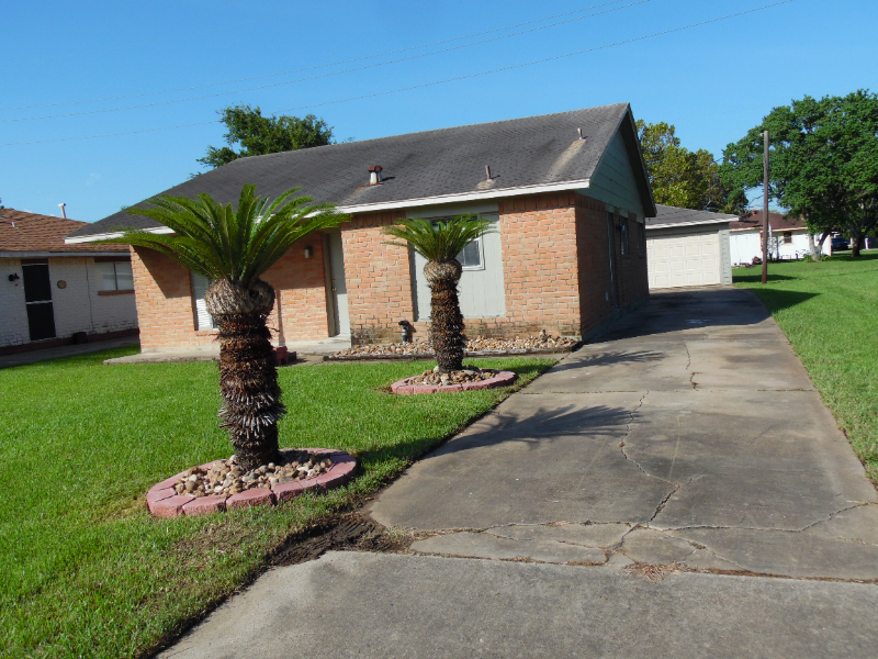 1708 N Avenue R - Photo 2 of 29