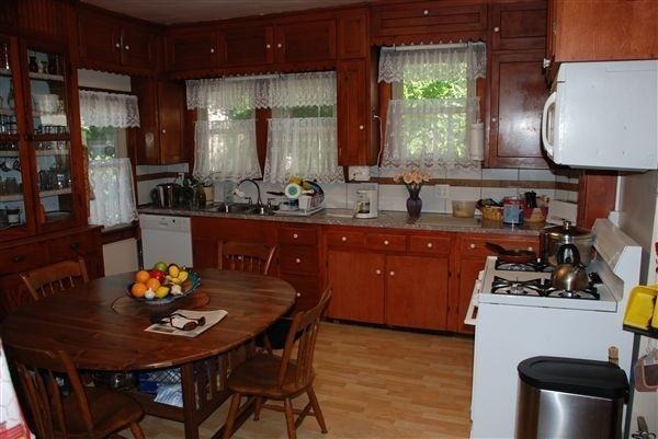 529 Elizabeth St - Photo 3 of 16