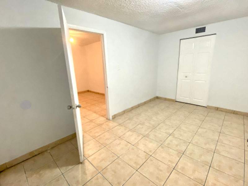 4307 Sw 9th St - Photo 3 of 15