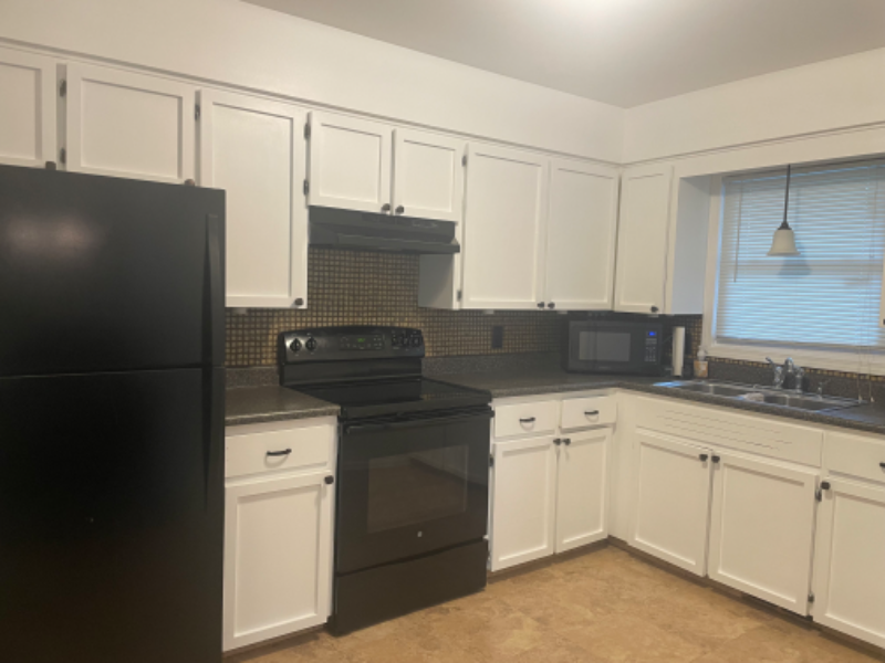 1555 Margaret Ave Se - Photo 3 of 7