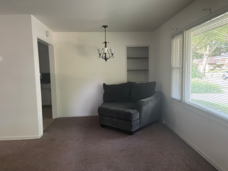 1555 Margaret Ave Se - Photo 4 of 7