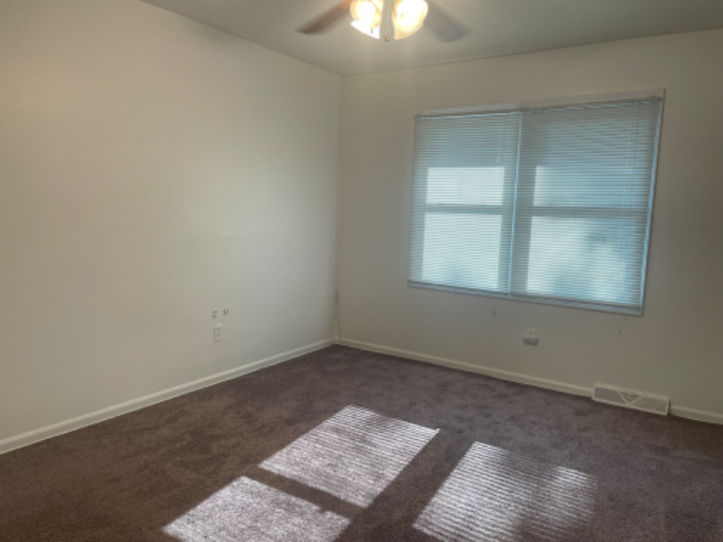 1555 Margaret Ave Se - Photo 5 of 7