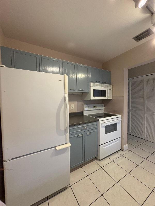 3527 59th Ave W #3527 - Photo 3 of 14