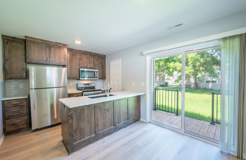 619 4th Ave Se - Photo 4 of 10