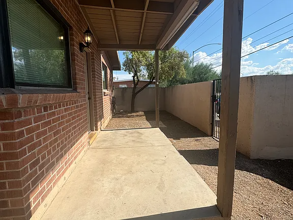 118 N Campbell Ave - Photo 3 of 13