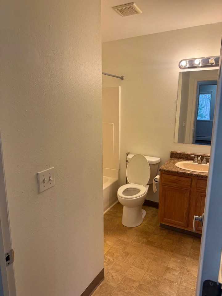 580 N Main St - Photo 6 of 8