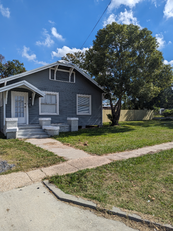 820 W Saint Peter St - Photo 2 of 12