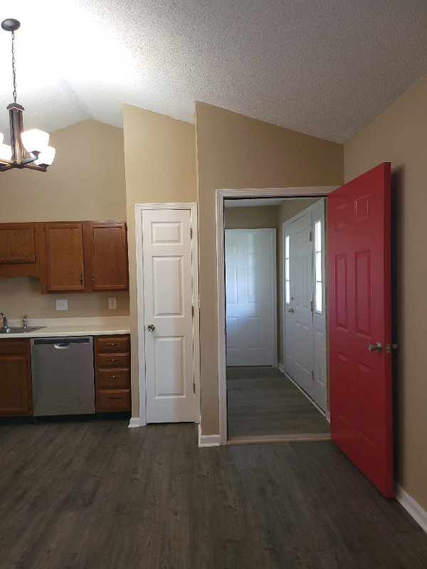 604 Prince Dr - Photo 3 of 31