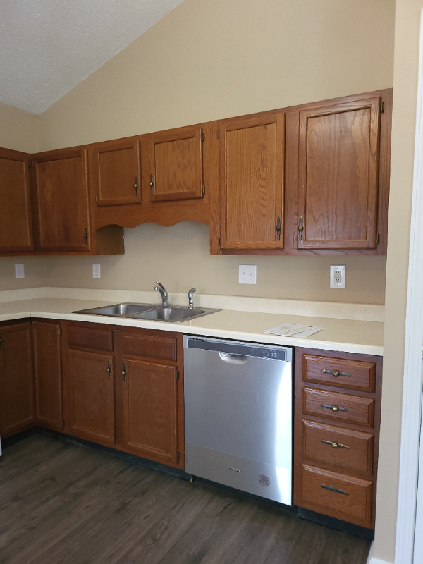 604 Prince Dr - Photo 4 of 31