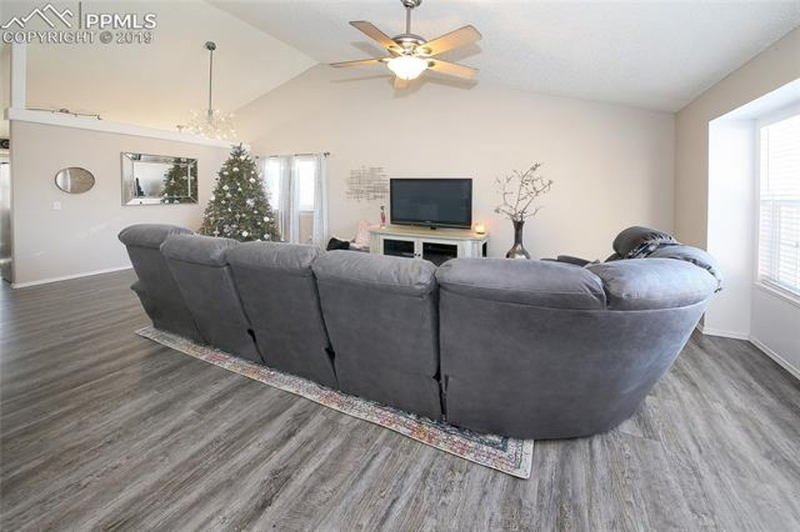 2220 Lisa Dr - Photo 4 of 17