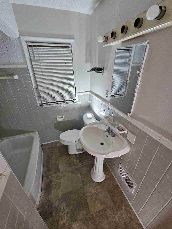 15712 Evergreen Rd - Photo 3 of 10