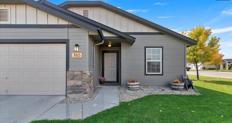 765 Sw Portal St - Photo 2 of 25