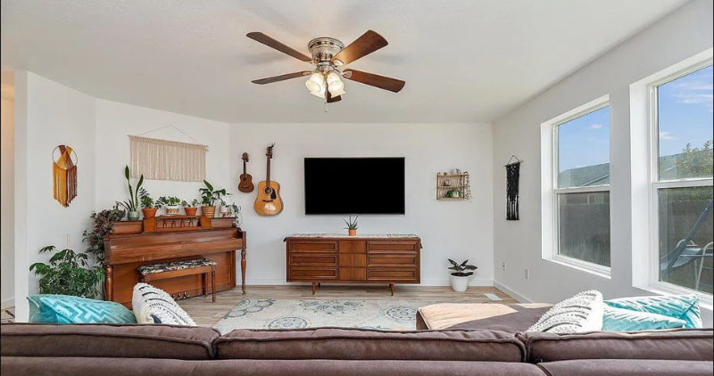 765 Sw Portal St - Photo 4 of 25