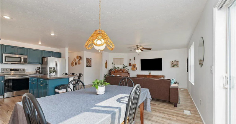 765 Sw Portal St - Photo 7 of 25